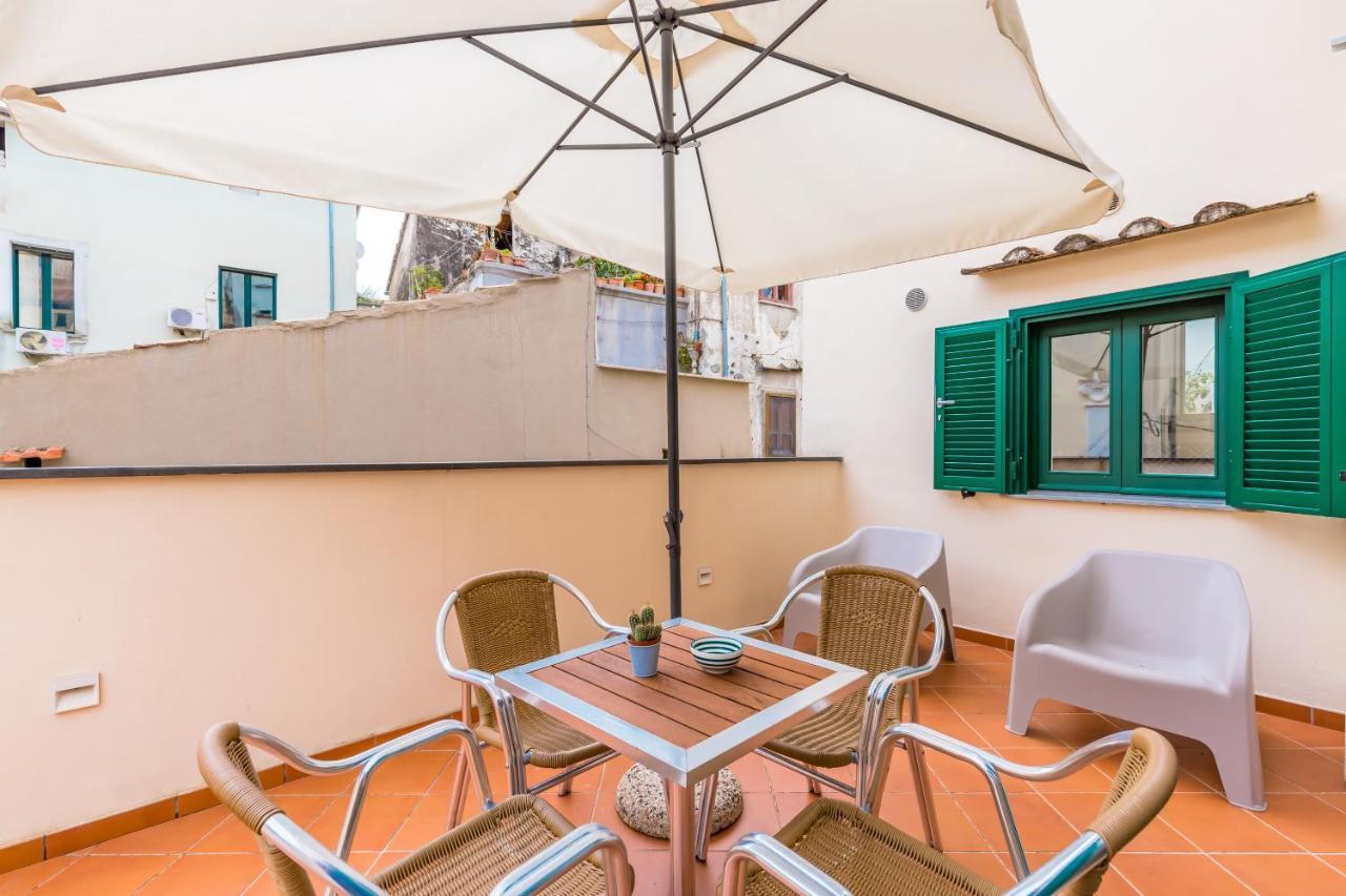 Starhost - Terazza Barbuti Apartment Salerno Luaran gambar